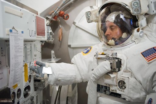 STB-SS-1910 / 08 / 07  STS-132 SSATA Crew Training - Crew Member: Garrett Reisman
