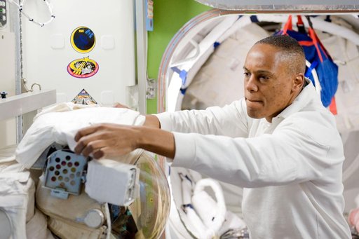 STS-133 crew during SSMTF ISS EVA P/P training