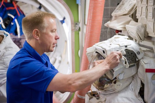 STS-133 crew during SSMTF ISS EVA P/P training