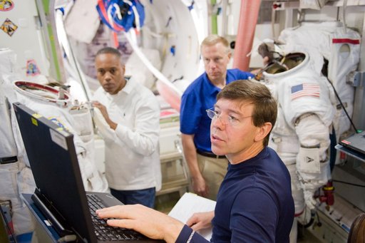 STS-133 crew during SSMTF ISS EVA P/P training
