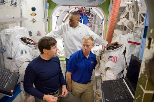 STS-133 crew during SSMTF ISS EVA P/P training