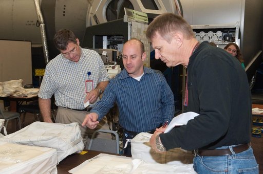 STS-132 crew during Transfer Hands-On Practice trainiing