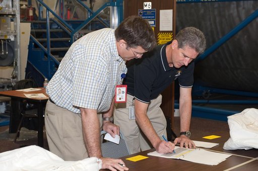 STS-132 crew during Transfer Hands-On Practice trainiing