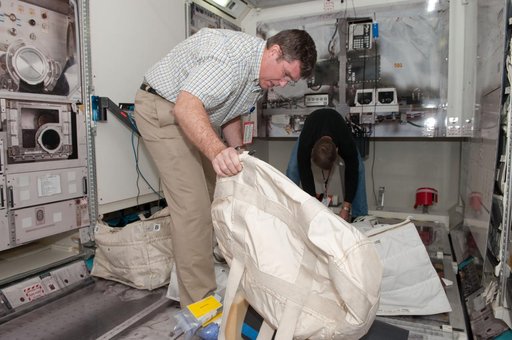 STS-132 crew during Transfer Hands-On Practice trainiing