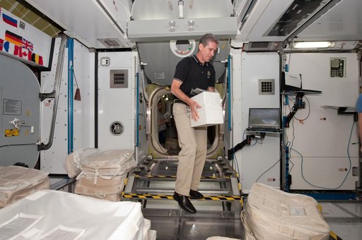 STS-132 crew during Transfer Hands-On Practice trainiing
