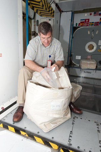 STS-132 crew during Transfer Hands-On Practice trainiing