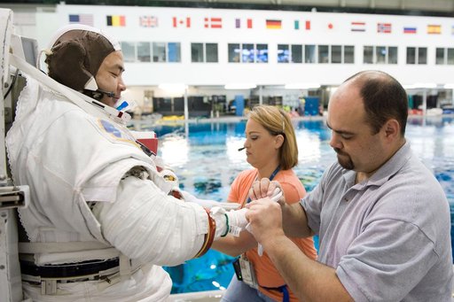 Satoshi Furukawa and Aki Hoshide during their EVA Skills 4 training at the NBL