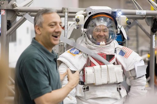 Satoshi Furukawa and Aki Hoshide during their EVA Skills 4 training at the NBL