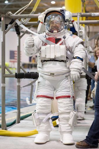 Satoshi Furukawa and Aki Hoshide during their EVA Skills 4 training at the NBL