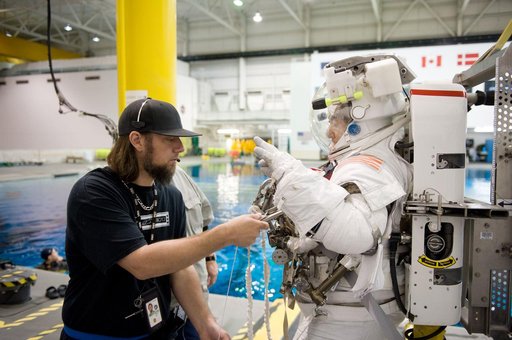 Satoshi Furukawa and Aki Hoshide during their EVA Skills 4 training at the NBL
