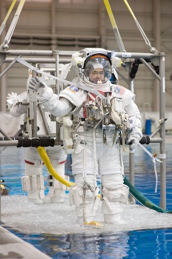 Satoshi Furukawa and Aki Hoshide during their EVA Skills 4 training at the NBL
