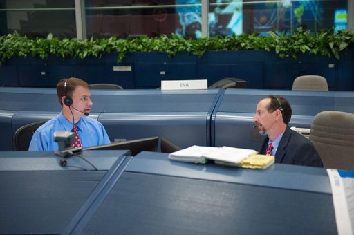 STS-132/ULF4 Flight Controllers on Console - Orbit 2