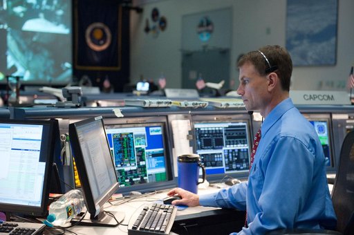 STS-132/ULF4 Flight Controllers on Console - Orbit 2