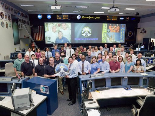 STS-132 ascent flight control team photo with Flight Director Richard Jones and the STS-132 crew