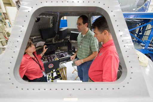 Expedition 26 and 27 crew members during ISS Habitability Equipment and Procedures training