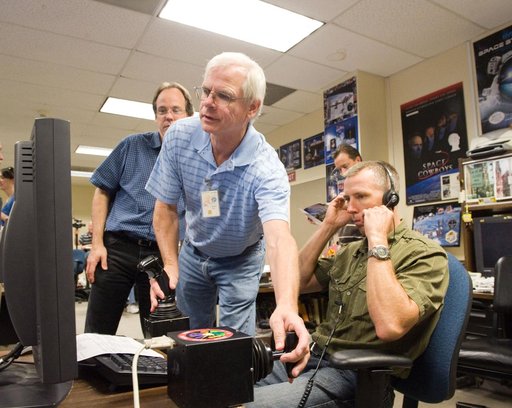 STS-134 crew in Virtual Reality Lab during their MSS/EVAA SUPT2 Team training