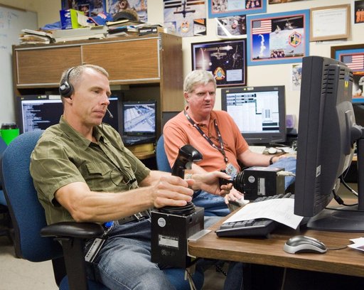 STS-134 crew in Virtual Reality Lab during their MSS/EVAA SUPT2 Team training