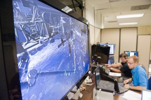 STS-133 crew during MSS/EVAA TEAM training in Virtual Reality Lab