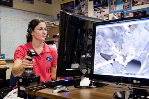 STS-133 crew during MSS/EVAA TEAM training in Virtual Reality Lab