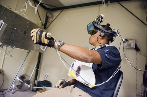STS-133 crew during MSS/EVAA TEAM training in Virtual Reality Lab