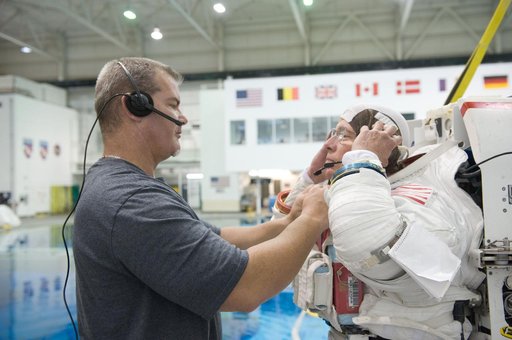 Expedition 27 and Expedition 28 crew members NBL training