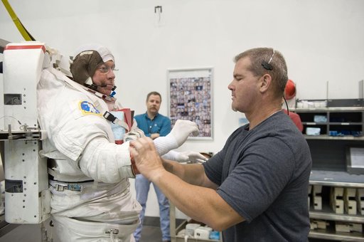 Expedition 27 and Expedition 28 crew members NBL training