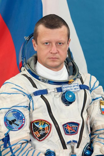 Expedition 26 prime and backup crew members portraits