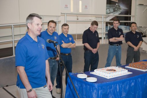 Expedition 27/28 Cake Cutting Ceremony in building 5 high bay