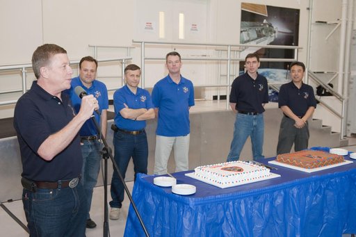 Expedition 27/28 Cake Cutting Ceremony in building 5 high bay