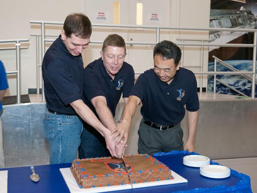 Expedition 27/28 Cake Cutting Ceremony in building 5 high bay