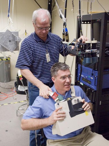 STS-133 crew training in VR Lab with replacement crew member Steve Bowen