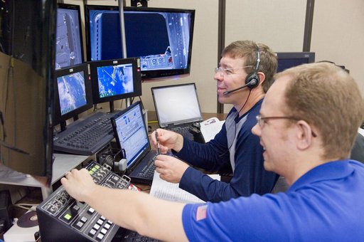 STS-133 crew training in VR Lab with replacement crew member Steve Bowen