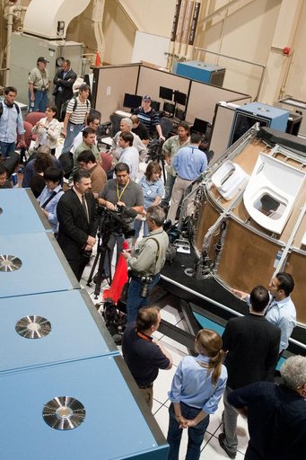STS-135 crew during Rendezvous Training session in Building 16 dome