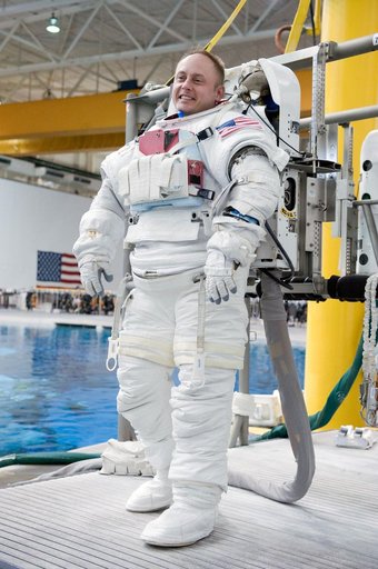 STS-134 crew members Michael Fincke and Greg Chamitoff during their final EVA4 training run at the NBL.
