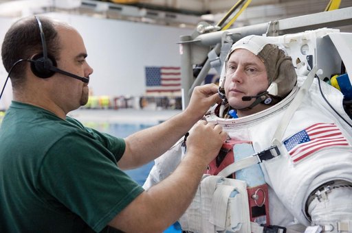 STS-134 crew members Michael Fincke and Greg Chamitoff during their final EVA4 training run at the NBL.