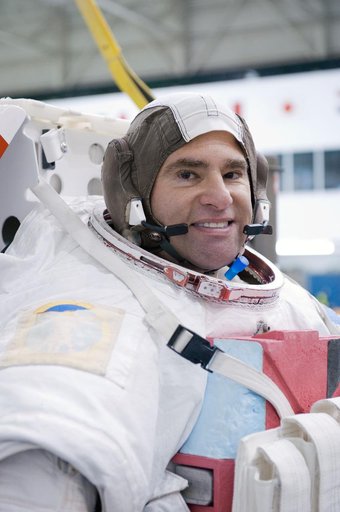 STS-134 crew members Michael Fincke and Greg Chamitoff during their final EVA4 training run at the NBL.