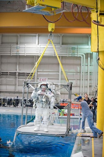 STS-134 crew members Michael Fincke and Greg Chamitoff during their final EVA4 training run at the NBL.