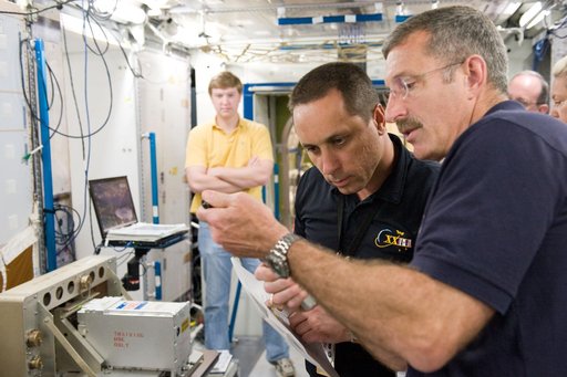 Expedition 29 crew during OOM skills training in ISS mockups