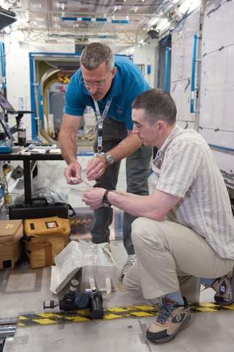 Expedition 29/30 ISS Routine Ops training in ISS mockups