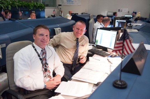 STS-134 Flight Controllers on Console - Landing