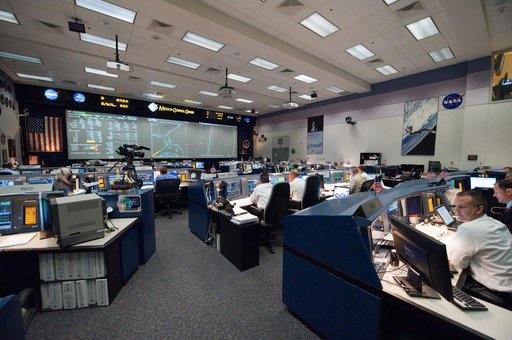 STS-134 Flight Controllers on Console - Landing