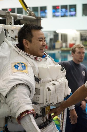 Expedition 32 crew members Suni Williams and Aki Hoshide conduct pre-test briefings