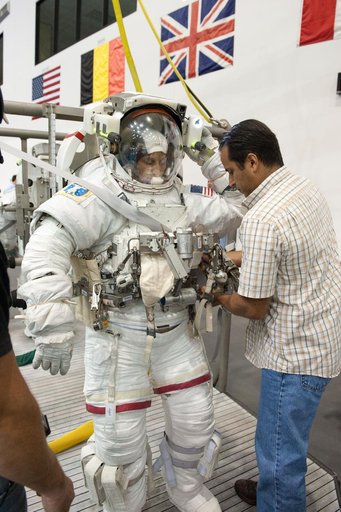 Expedition 32 crew members Suni Williams and Aki Hoshide conduct pre-test briefings