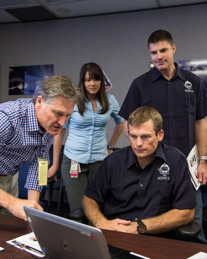 ESA Astronaut Andreas Mogensen and NASA astronaut Randy Bresnik during NEEMO 19 communications training with instructors