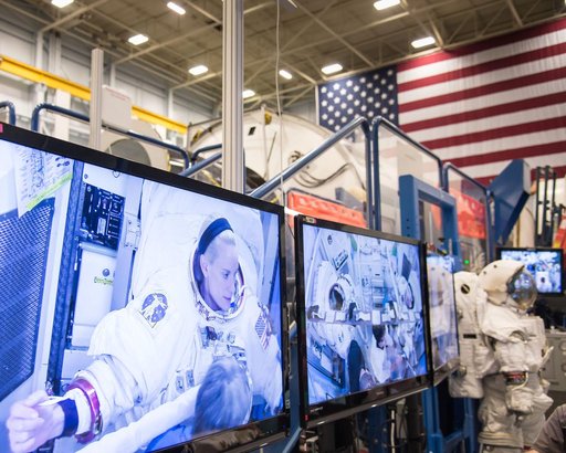 PHOTO DATE:  04-23-15.LOCATION:   Bldg. 9NW - ISS Airlock Mockup .SUBJECT: Expedition 48/49 (Soyuz 47) crew members Kate Rubins and Takuya Onishi with Soyuz 49 crew member Peggy Whitson during ISS EVA P/P 1 training with instructor Grant Slusser.PHOTOGRAPHER:  BILL STAFFORD