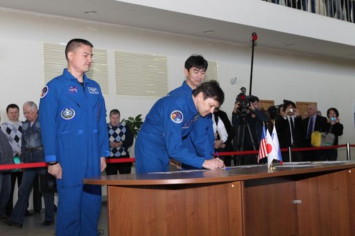 CG4G8895 --- (6 May 2015) --- At the Gagarin Cosmonaut Training Center in Star City, Russia, Expedition 44/45 Soyuz Commander Oleg Kononenko of the Russian Federal Space Agency (Roscosmos) signs in for the first of two days of qualification exams May 6 as his crewmates, Kjell Lindgren of NASA (left)