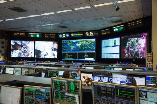 PHOTO DATE: 08-10-15.LOCATION:  Bldg. 30 - FCR-1 (30M/231).SUBJECT: Expedition 44, Kjell Lindgren.Kimiya Yui AND SCOTT KELLY TASTING SPACE LETTUCE EXPERIMENT.PHOTOGRAPHER:  BILL STAFFORD