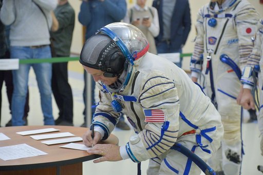 jsc2017e135201 - At the Gagarin Cosmonaut Training Center in Star City, Russia, Expedition 54-55 prime crewmember Scott Tingle of NASA signs in for the start of the crew’s final qualification exam activities Nov. 29. Tingle, Anton Shkaplerov of the Russ