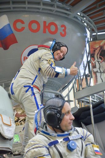 jsc2017e135200 - At the Gagarin Cosmonaut Training Center in Star City, Russia, Expedition 54-55 prime crewmember Scott Tingle of NASA flashes a thumbs up as he boards a Soyuz spacecraft simulator Nov. 29 as part of the crew’s final qualification exam a