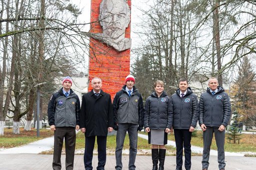 jsc2018e097266 - At the Gagarin Cosmonaut Training Center in Star City, Russia, the Expedition 58 prime and backup crewmembers pose for pictures in front of Vladimir Leninâ€™s statue Nov. 19 before flying to their launch site in Baikonur, Kazakhstan. From